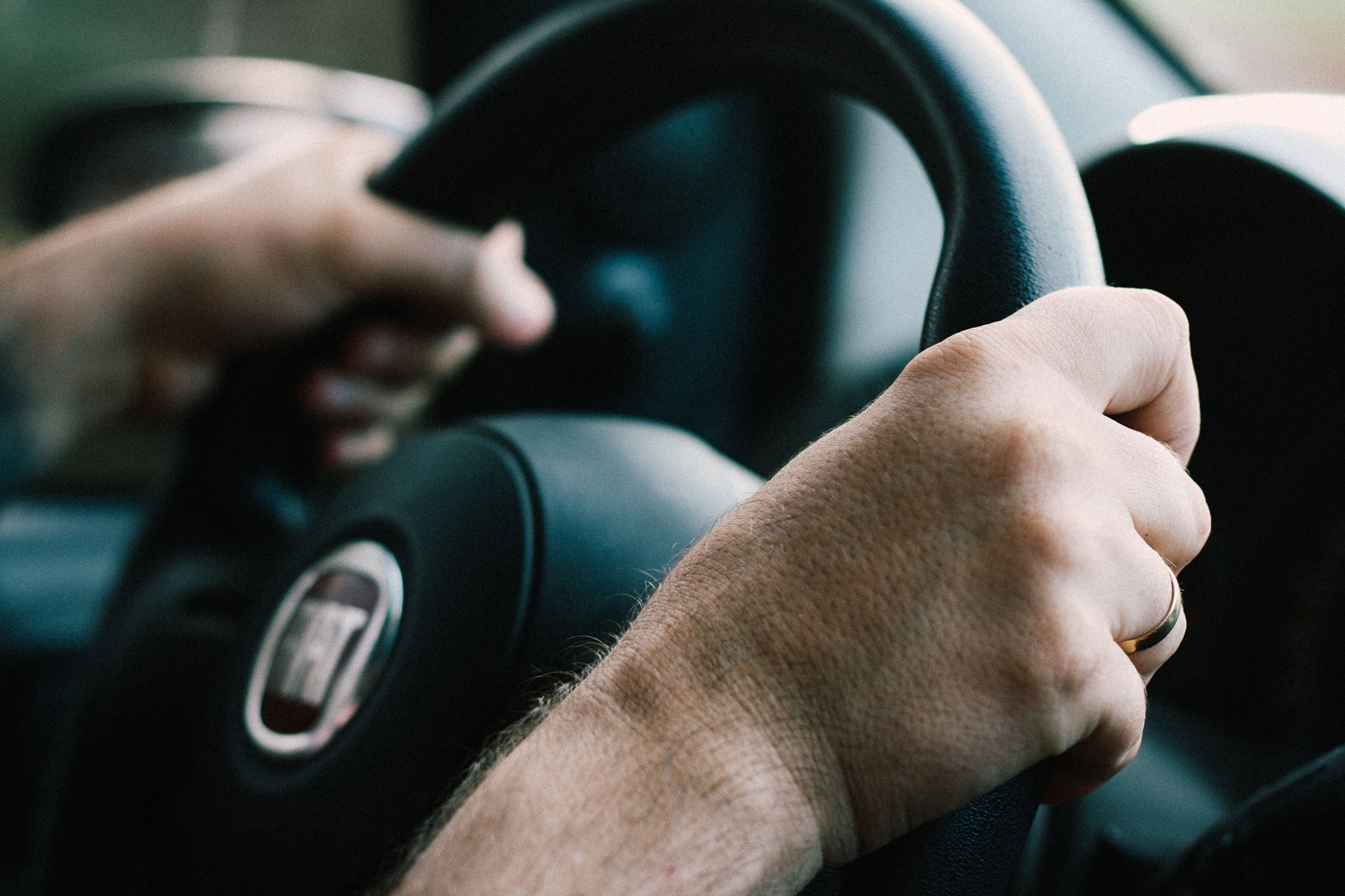 Gros plan sur les mains d'un homme au volant