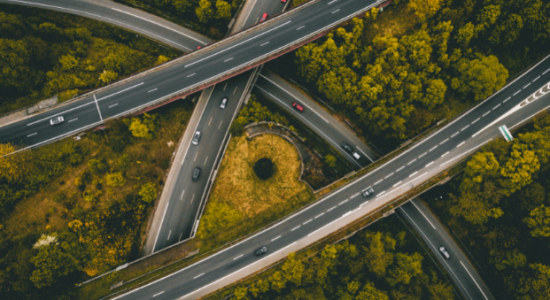 Vue aérienne de routes qui se croisent