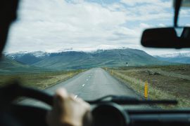 Vue sur une route et une montagne depuis l'habitacle d'une voiture