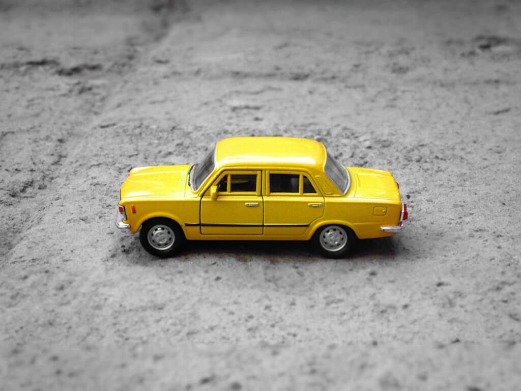 petite voiture jaune